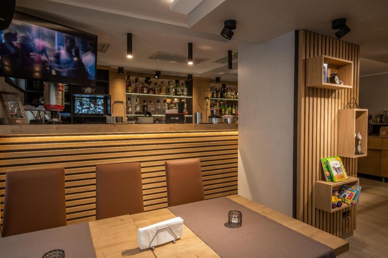 Apartament Tatu Bar&Grill أوتوبين المظهر الخارجي الصورة